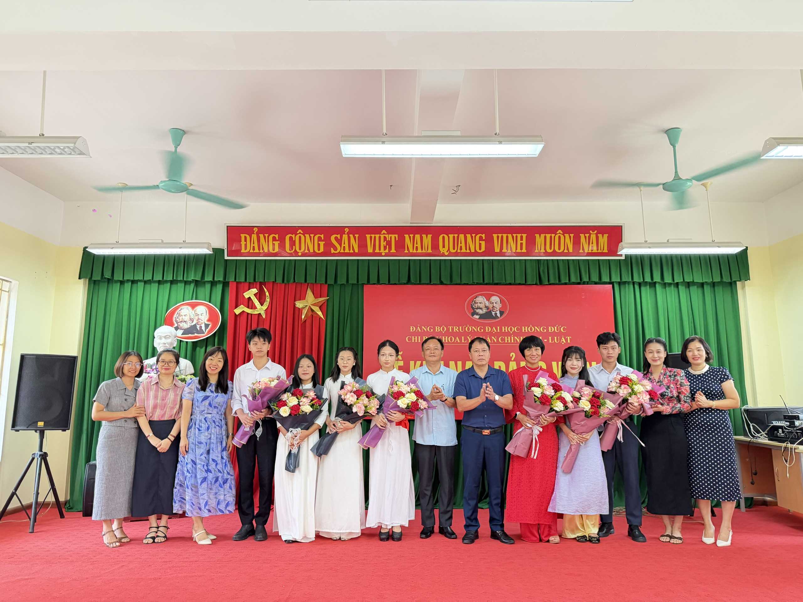 CHI BỘ KHOA CHÍNH TRỊ - LUẬT TỔ CHỨC SINH HOẠT ĐỊNH KỲ THÁNG 8/2026 GẮN VỚI CÔNG TÁC PHÁT TRIỂN ĐẢNG VIÊN